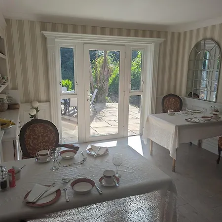 Nymphsfield House Bed & Breakfast 4*